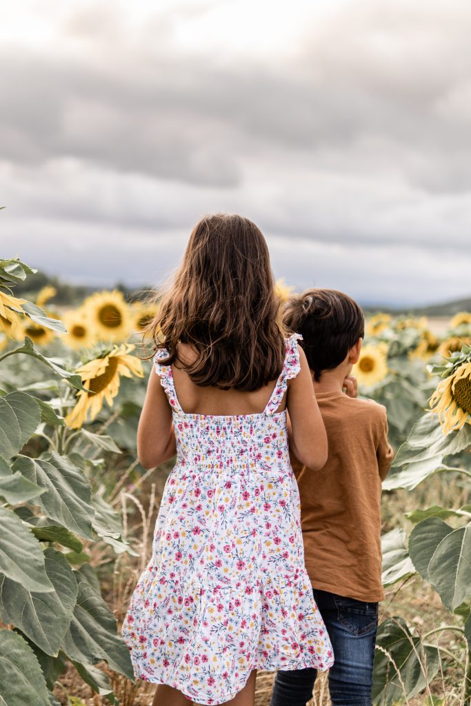 Tips para que los niños se comporten. Dos niños en un campo de girasoles
